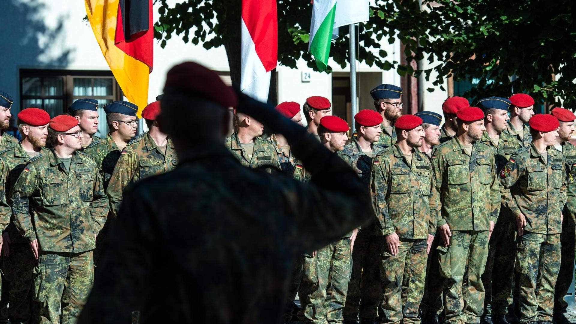 Soldaten der Bundeswehr, die von Auslandseinsätzen zurückgekommen sind, nehmen am 06.09.2016 an einem Rückkehrer-Appell auf dem Marktplatz in Storkow (Brandenburg) teil. Soldaten der Bundeswehr, die von Auslandseinsätzen zurückgekommen sind, nehmen am 06.09.2016 an einem Rückkehrer-Appell auf dem Marktplatz in Storkow (Brandenburg) teil.