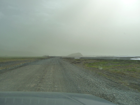 Aufgewirbelte Asche verdunkelt den Himmel im Süden Islands.