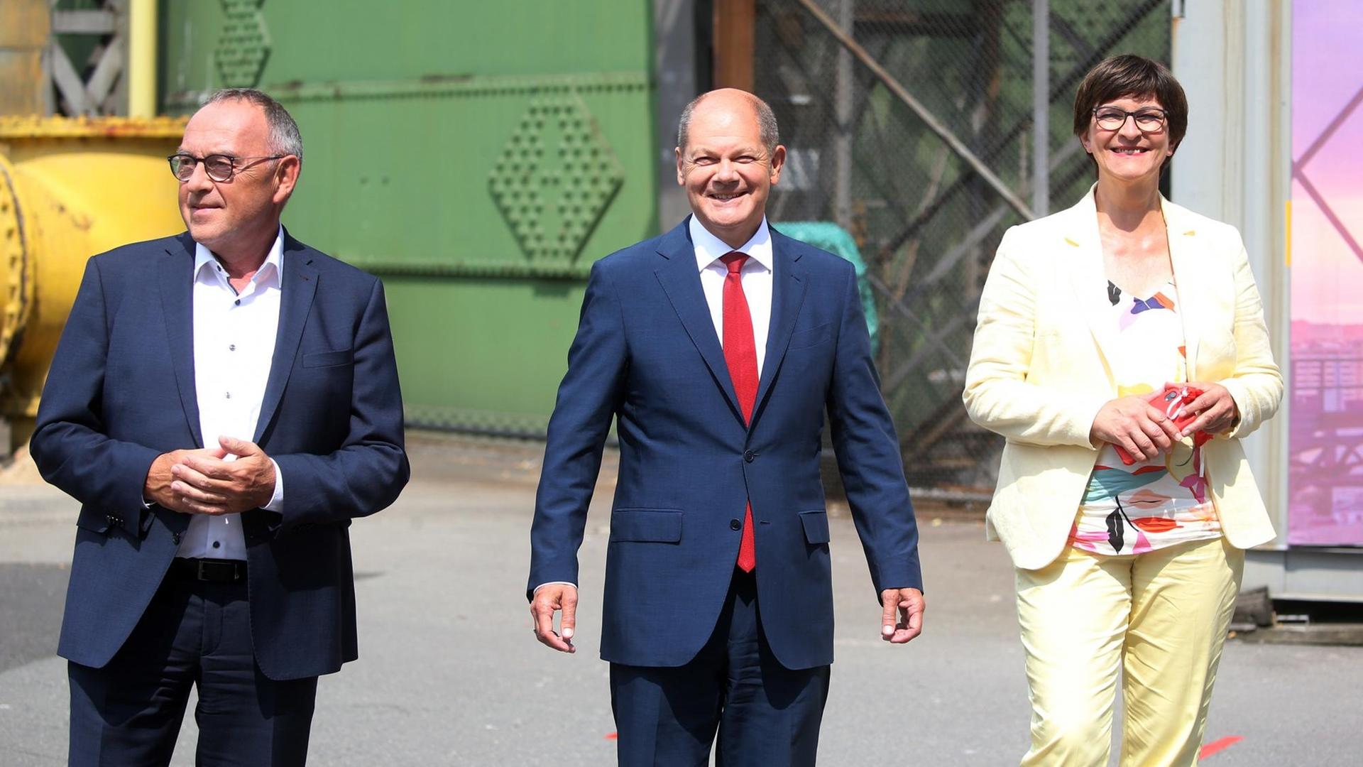 Die SPD-Spitze hat Vizekanzler Olaf Scholz (Mitte) auf Vorschlag der Vorsitzenden Norbert Walter-Borjans (l.) und Saskia Esken (r.) als Kanzlerkandidaten nominiert. Die drei laufen gemeinsam zu einer Pressekonferenz. Die SPD-Spitze hat Vizekanzler Olaf Scholz (Mitte) auf Vorschlag der Vorsitzenden Norbert Walter-Borjans (l.) und Saskia Esken (r.) als Kanzlerkandidaten nominiert. Die drei laufen gemeinsam zu einer Pressekonferenz.