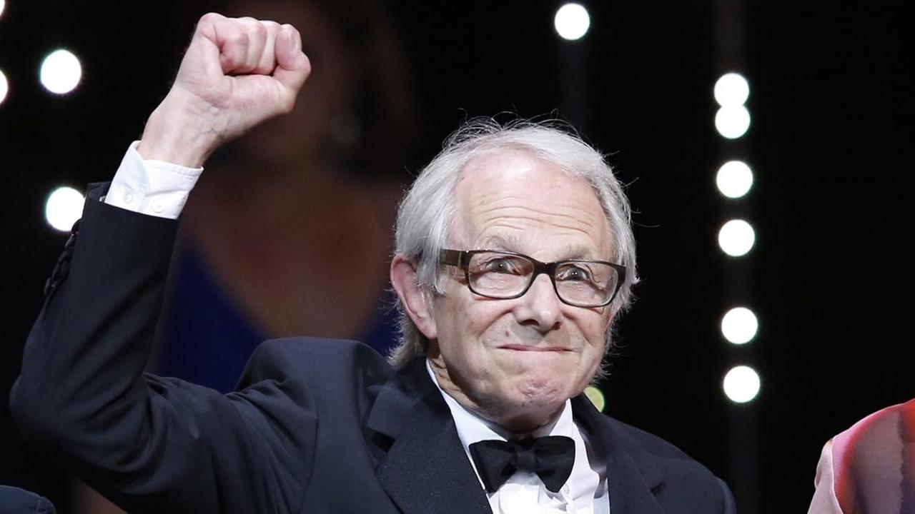 Der britische Regisseur Ken Loach reckt freudig den rechten Arm in die Höhe, als er in Cannes die Goldene Palme erhält.