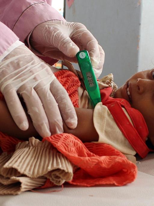 Ein Mitarbeiter von Ärzte ohne Grenzen behandelt im Jemen ein Kind, das mit Verdacht auf Cholera ins Krankenhaus kam