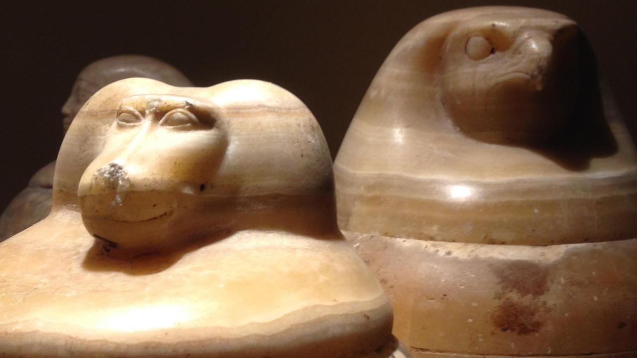 Kanopen im Mallawi Museum für Altertümer in der oberägyptischen Provinz Minya. Gefäße, in denen bei der Mumifizierung im Alten Ägypten die Eingeweide separat vom Leichnam beigesetzt wurden.