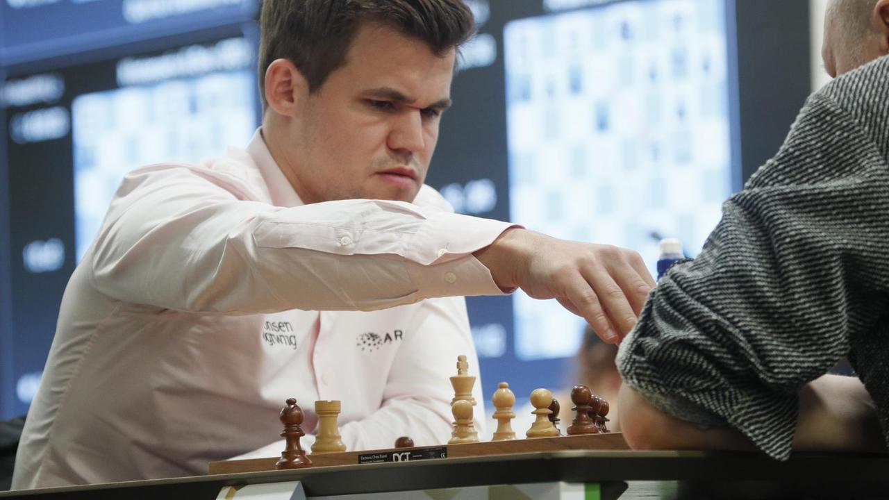 Das Foto zeigt Schach-Welt-Meister Magnus Carlsen (links).