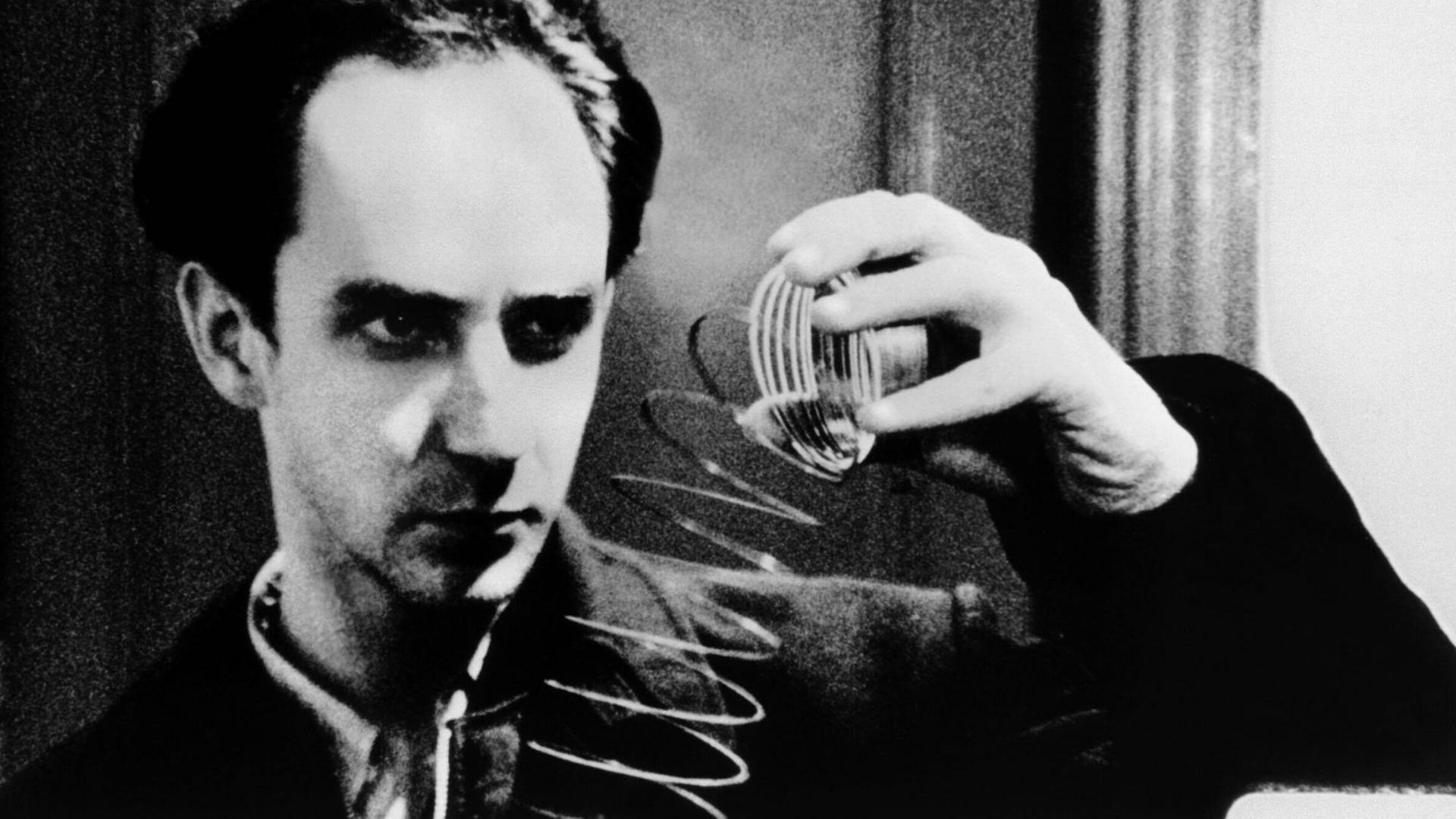 Filmszene mit Sean Gullette als Maximillian Cohen im Film "Pi" von Darren Aronofsky (1998). Filmszene mit Sean Gullette als Maximillian Cohen im Film "Pi" von Darren Aronofsky (1998).
