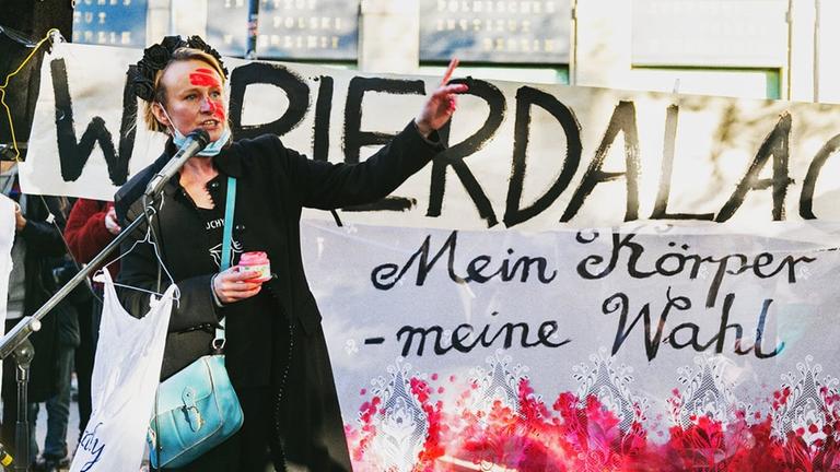 Die Aktionskünstlerin Anna Krenz in Berlin vor einem Transparent mit der Aufschrift "Mein Körper - meine Wahl". Die Aktionskünstlerin Anna Krenz in Berlin vor einem Transparent mit der Aufschrift "Mein Körper - meine Wahl".