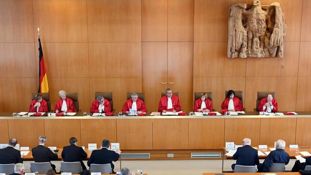  Die Richter des Bundesverfassungsgerichts stehen im Bundesgerichtshof in Karlsruhe