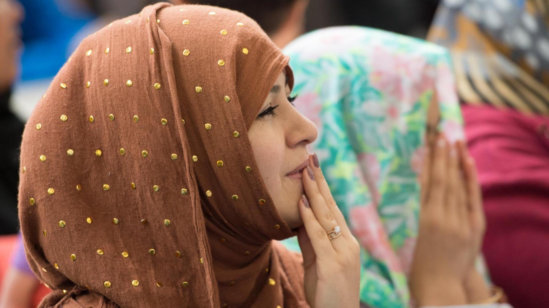 Junge Frauen aus Afghanistan und Syrien verfolgen am 27.04.2016 in einer Flüchtlingsunterkunft in Neu-Isenburg (Hessen) eine Informationsveranstaltung über die Grundsätze der Demokratie. In den Kursen werden die Flüchtlinge auch über die Gefahren des islamischen Extremismus aufgeklärt. Junge Frauen aus Afghanistan und Syrien verfolgen am 27.04.2016 in einer Flüchtlingsunterkunft in Neu-Isenburg (Hessen) eine Informationsveranstaltung über die Grundsätze der Demokratie. In den Kursen werden die Flüchtlinge auch über die Gefahren des islamischen Extremismus aufgeklärt.