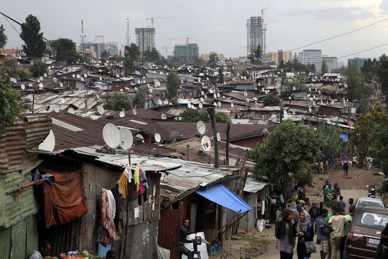 Armenviertel mit Wellblechhütten am Stadtrand von Addis Abeba, Hauptstadt Äthiopiens
