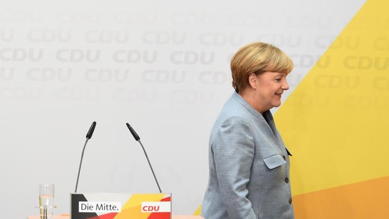 CDU-Chefin Angela Merkel verlässt eine Pressekonferenz im Konrad-Adenauer-Haus. CDU-Chefin Angela Merkel verlässt eine Pressekonferenz im Konrad-Adenauer-Haus.