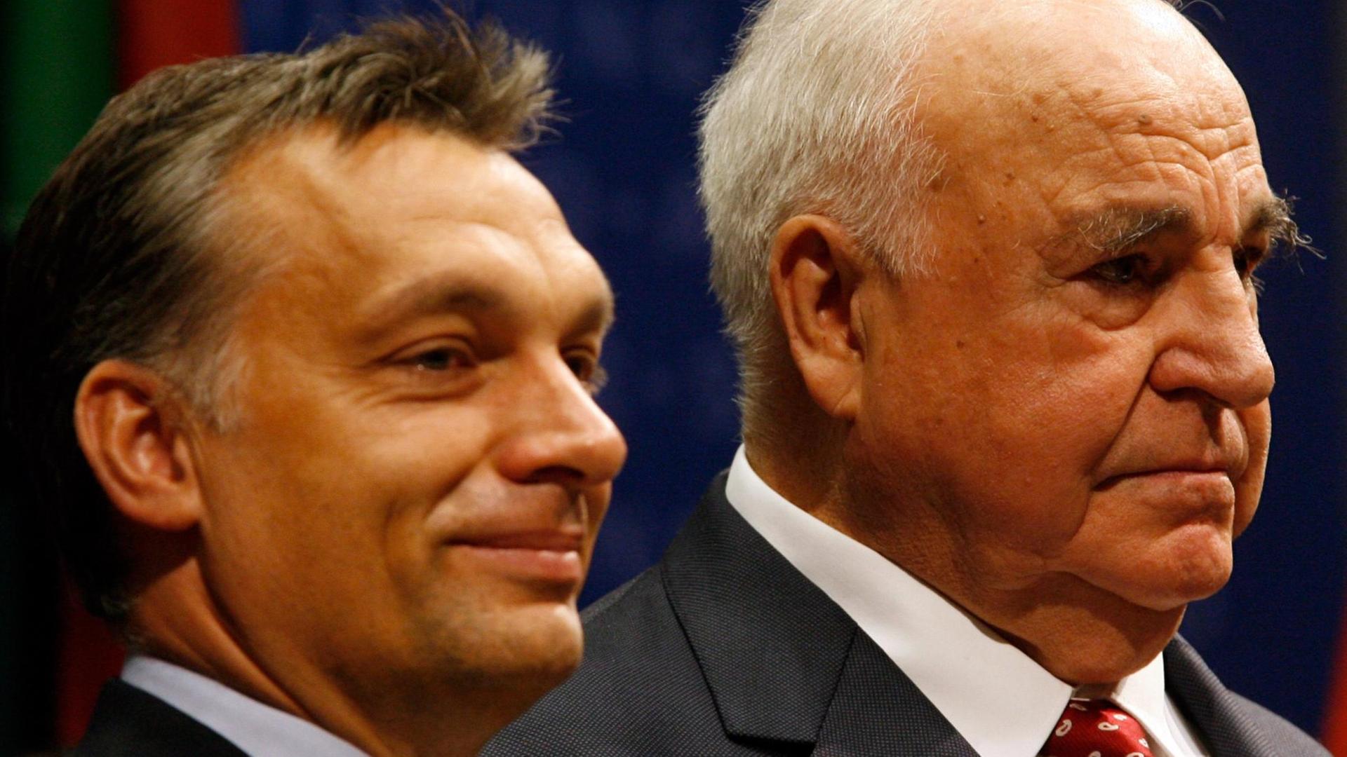 Altbundeskanzler Helmut Kohl und der ungarische Ministerpräsident Viktor Orban aufgenommen während des Europäischen Jugendkongresses der CDU-nahen Konrad-Adenauer-Stiftung 2006 im Leipziger Gewandhaus. Altbundeskanzler Helmut Kohl und der ungarische Ministerpräsident Viktor Orban aufgenommen während des Europäischen Jugendkongresses der CDU-nahen Konrad-Adenauer-Stiftung 2006 im Leipziger Gewandhaus.