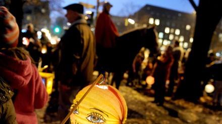 Kinder ziehen in Berlin beim Sankt-Martins-Umzug mit Laternen durch die Straßen. Kinder ziehen in Berlin beim Sankt-Martins-Umzug mit Laternen durch die Straßen.