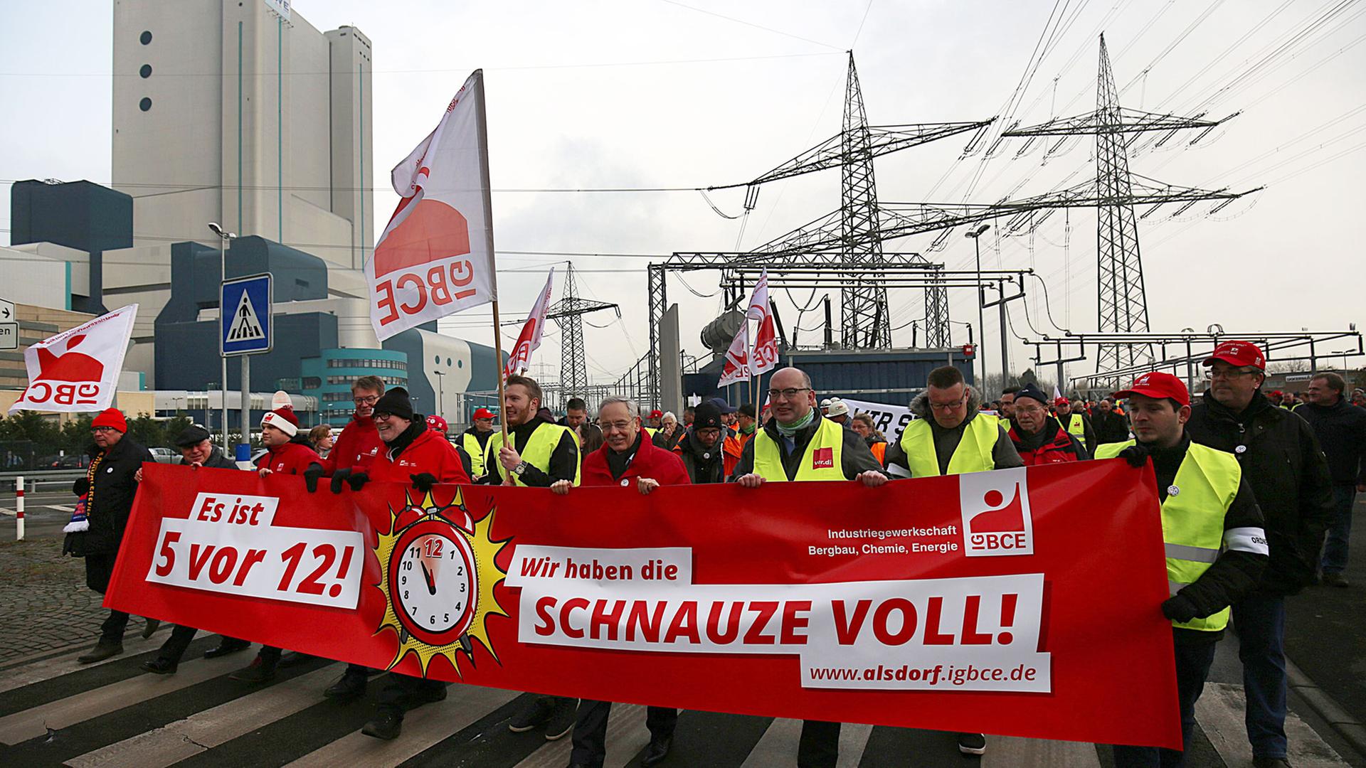 Gewerkschafter der IGBCE (Industriegewerkschaft Bergbau, Chemie, Energie) demonstrieren am 01.12.2017 in Bergheim (Nordrhein-Westfalen) mit einem Transparenten mit der Aufschrift "Es ist 5 vor 12" und "Wir haben die Schnauze voll" vor dem Kraftwerk Niederaußem. Gewerkschafter der IGBCE (Industriegewerkschaft Bergbau, Chemie, Energie) demonstrieren am 01.12.2017 in Bergheim (Nordrhein-Westfalen) mit einem Transparenten mit der Aufschrift "Es ist 5 vor 12" und "Wir haben die Schnauze voll" vor dem Kraftwerk Niederaußem.