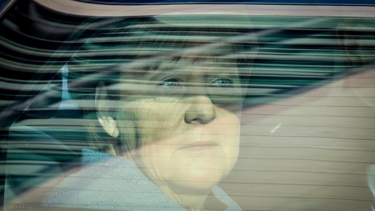 Bundeskanzlerin Angela Merkel (CDU) kommt am 09.10.2017 in Berlin in einer gepanzerten Limousine am Konrad-Adenauer-Haus, der CDU-Zentrale, an. Bundeskanzlerin Angela Merkel (CDU) kommt am 09.10.2017 in Berlin in einer gepanzerten Limousine am Konrad-Adenauer-Haus, der CDU-Zentrale, an.