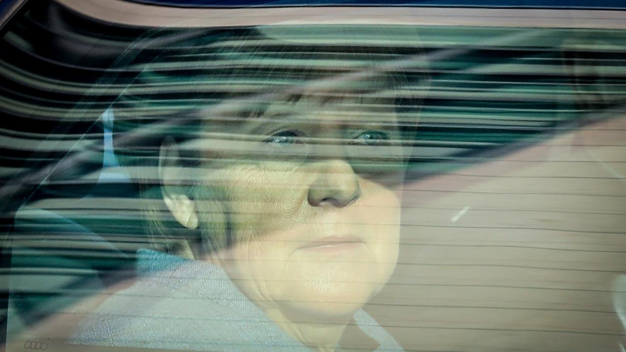 Bundeskanzlerin Angela Merkel (CDU) kommt am 09.10.2017 in Berlin in einer gepanzerten Limousine am Konrad-Adenauer-Haus, der CDU-Zentrale, an. Bundeskanzlerin Angela Merkel (CDU) kommt am 09.10.2017 in Berlin in einer gepanzerten Limousine am Konrad-Adenauer-Haus, der CDU-Zentrale, an.