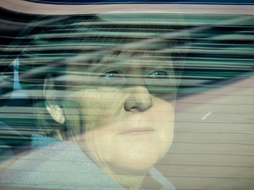 Bundeskanzlerin Angela Merkel (CDU) kommt am 09.10.2017 in Berlin in einer gepanzerten Limousine am Konrad-Adenauer-Haus, der CDU-Zentrale, an.