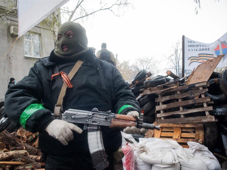 Ein bewaffneter prorussischer Aktivist vor einer Barrikade in Slawjansk.