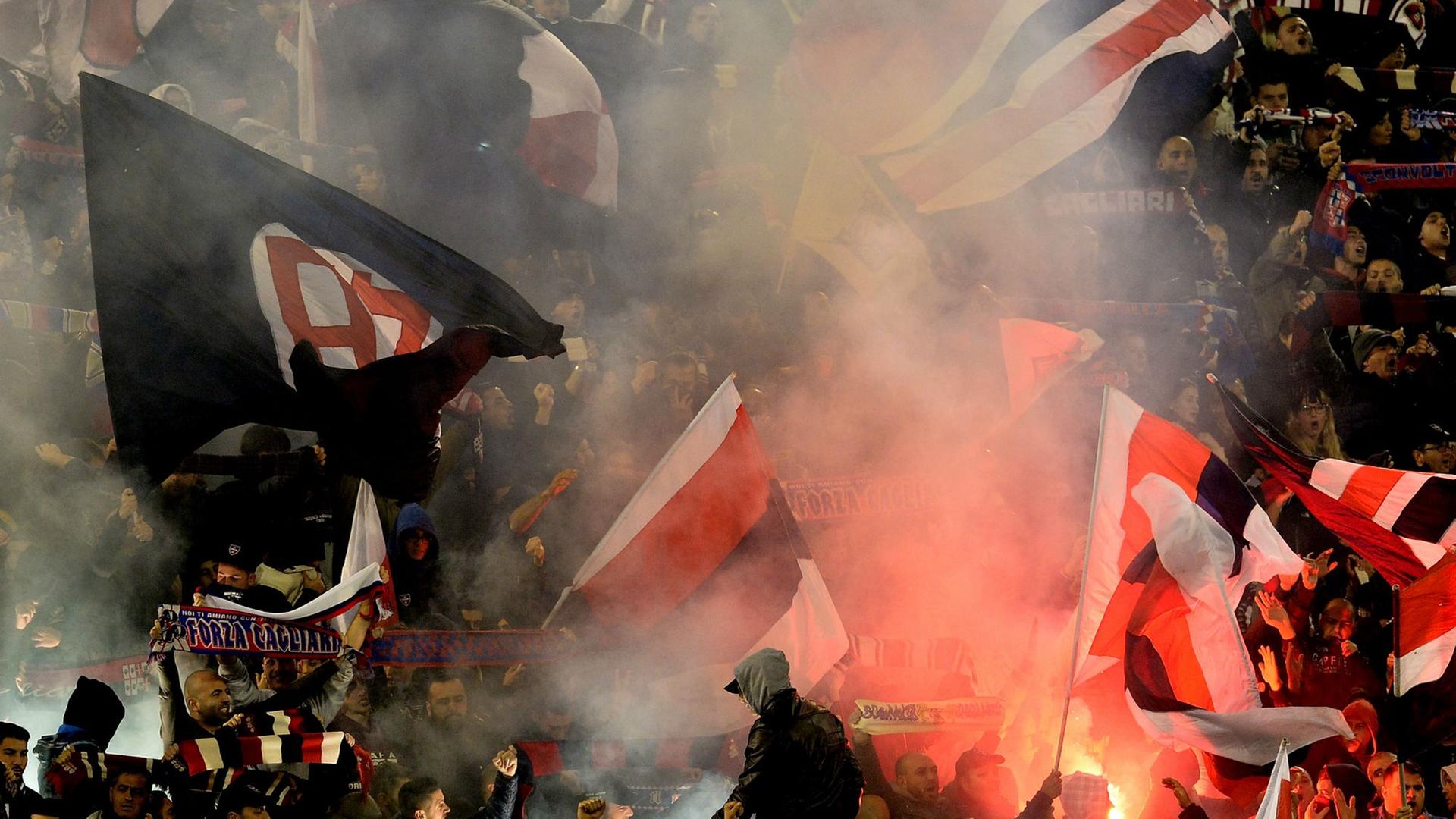 Fans von Cagliari Calcio beim Serie-A-Spiel gegen Juventus Turin im Dezember 2014. Fans von Cagliari Calcio beim Serie-A-Spiel gegen Juventus Turin im Dezember 2014.