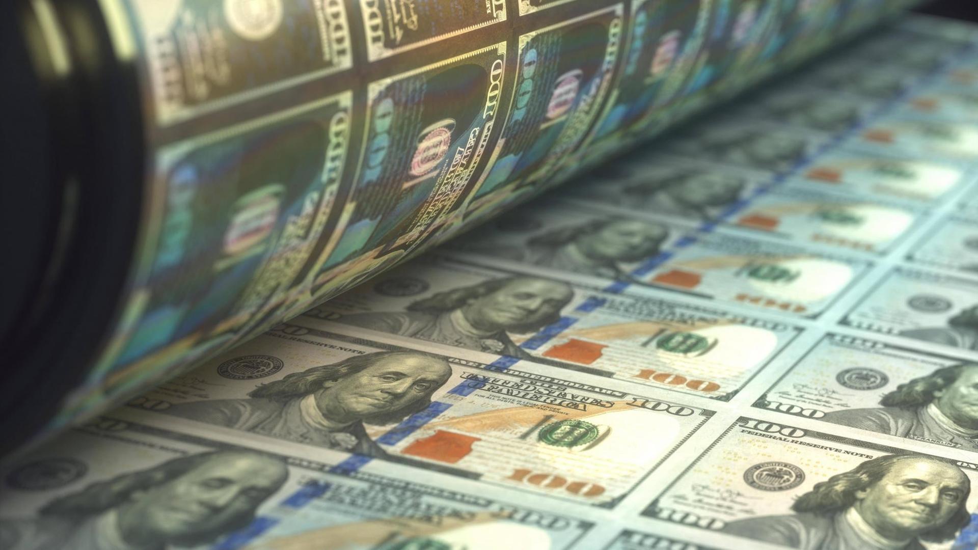 Dollarnoten in einer Druckwalze. Dollarnoten in einer Druckwalze.