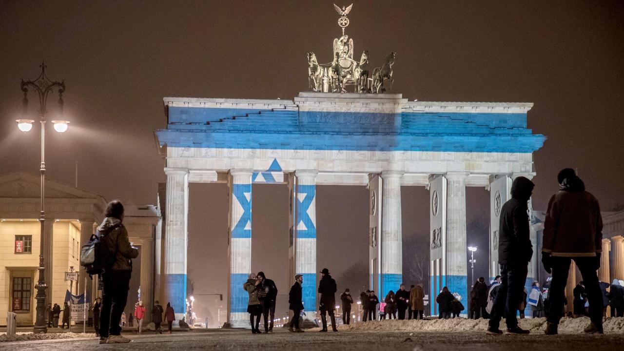 Das Brandenburger Tor wird aus Solidarität mit Israel mit der israelischen Flagge beleuchtet.