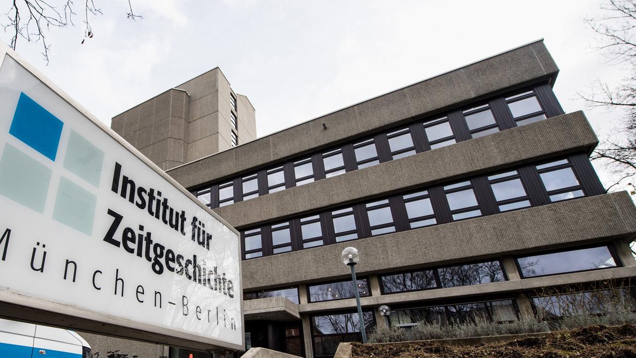 Ein Schild mit der Aufschrift "Institut für Zeitgeschichte - München-Berlin" ist vor dem Institut für Zeitgeschichte (IfZ) in München zu sehen . Ein Schild mit der Aufschrift "Institut für Zeitgeschichte - München-Berlin" ist vor dem Institut für Zeitgeschichte (IfZ) in München zu sehen .