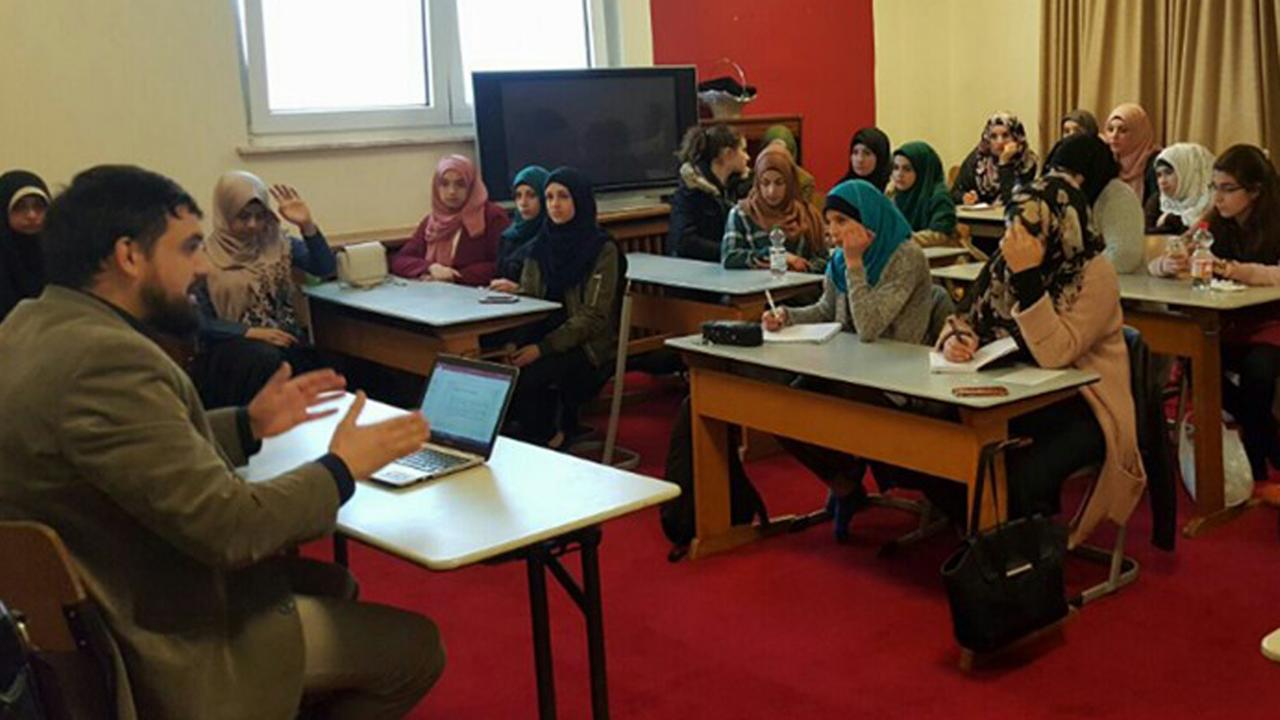 Jugendimam Heider im Klassenraum Jugendimam Heider im Klassenraum
