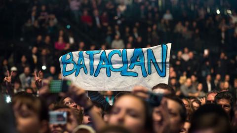 Die deutsche Hardrock-Band "Scorpions" gibt am Abend des 24.11.2015 in der ausverkauften Halle Bercy in Paris ein Konzert. Im Publikum wird dabei ein Transparent mit dem Schriftzug "Bataclan" entrollt, dem Ort, wo bei den Terroranschlägen in Paris 89 Menschen ihr Leben verloren.