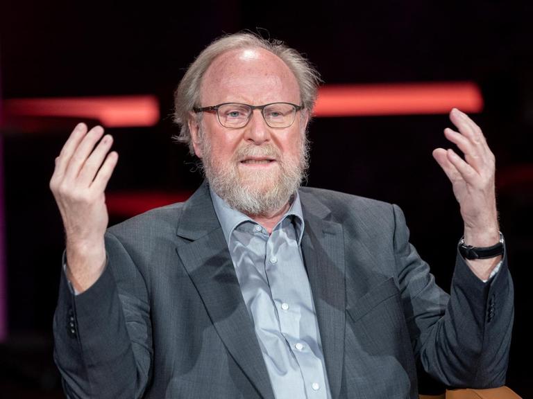 Der Politiker Wolfgang Thierse, aufgenommen am Rande der MDR Talkshow "Riverboat" am 02.10.2020 in Leipzig. Er trägt Hemd und ein graues Sakko und gestikuliert mit seinen Händen.