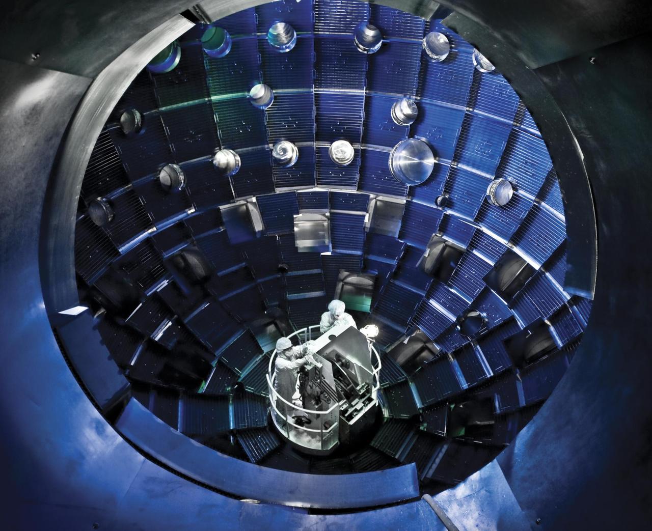 Ein Serviceaufzug ermöglicht Technikern den Zugang zum Inneren der Zielkammer der National Ignition Facility NIF Ein Serviceaufzug ermöglicht Technikern den Zugang zum Inneren der Zielkammer der National Ignition Facility NIF