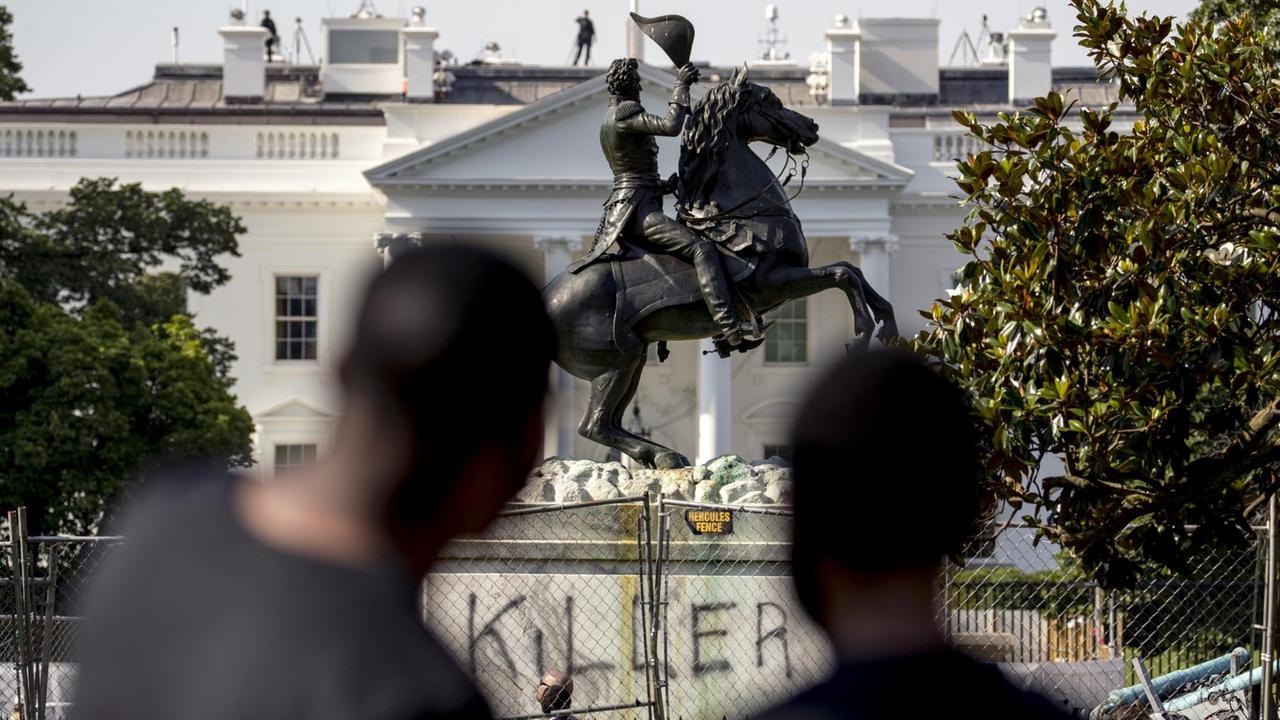 23.06.2020, USA, Washington D.C.: Die Statue von Andrew Jackson, des siebten Präsidenten der USA, ist mit dem Wort "Killer" besprüht. Anti-Rassismus-Demonstranten hatten zuvor versucht, die Statue zu stürzen.