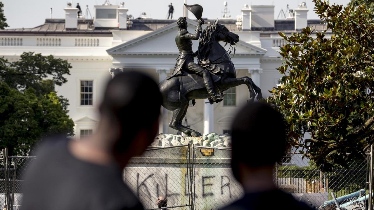 23.06.2020, USA, Washington D.C.: Die Statue von Andrew Jackson, des siebten Präsidenten der USA, ist mit dem Wort "Killer" besprüht. Anti-Rassismus-Demonstranten hatten zuvor versucht, die Statue zu stürzen. 23.06.2020, USA, Washington D.C.: Die Statue von Andrew Jackson, des siebten Präsidenten der USA, ist mit dem Wort "Killer" besprüht. Anti-Rassismus-Demonstranten hatten zuvor versucht, die Statue zu stürzen.
