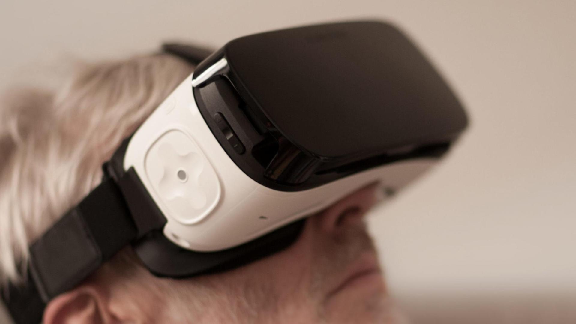 Ein Mann trägt eine VR-Brille und ist in eine räumliche, virtuelle Welt eingetaucht. Ein Mann trägt eine VR-Brille und ist in eine räumliche, virtuelle Welt eingetaucht.