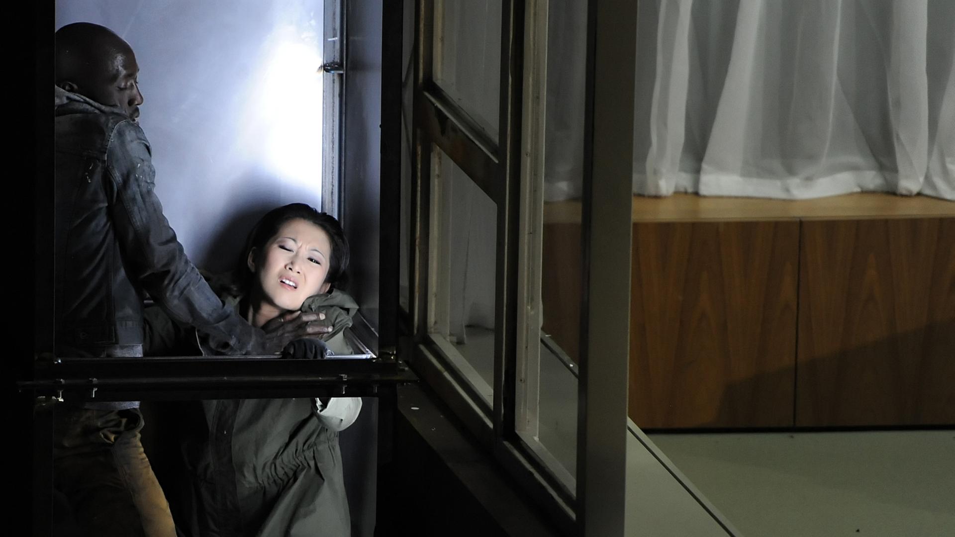 Der Tänzer und Schauspieler Ahmed Soura und die Sopranistin Bini Lee in dem Stück "Das Mädchen mit den Schwefelhölzern" in der Deutschen Oper in Berlin; September 2012 Der Tänzer und Schauspieler Ahmed Soura und die Sopranistin Bini Lee in dem Stück "Das Mädchen mit den Schwefelhölzern" in der Deutschen Oper in Berlin; September 2012