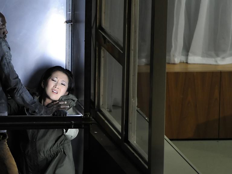 Der Tänzer und Schauspieler Ahmed Soura und die Sopranistin Bini Lee in dem Stück "Das Mädchen mit den Schwefelhölzern" in der Deutschen Oper in Berlin; September 2012