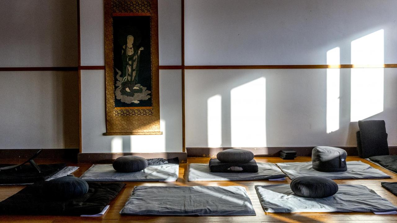 In einem Raum eines Zen-Retreats liegen Kisssen und Matten bereit. In einem Raum eines Zen-Retreats liegen Kisssen und Matten bereit.