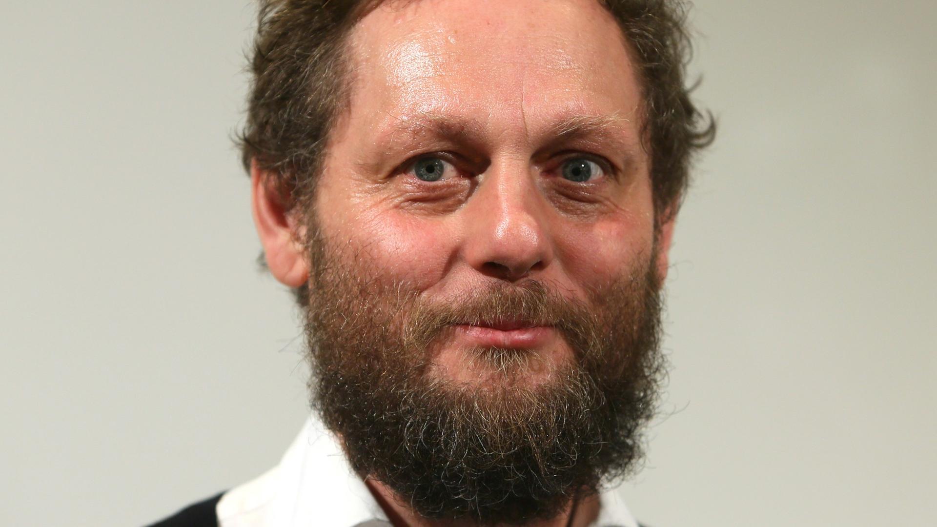 Der Künstler Olaf Nicolai nimmt am 10.02.2015 in Berlin an der Pressekonferenz zum Deutschen Pavillon für die Biennale in Venedig teil. Drei Monate vor der Eröffnung der Biennale die Venezia 2015 gaben Künstler und Kurator Einblicke in die Vorbereitungen. Foto: Stephanie Der Künstler Olaf Nicolai nimmt am 10.02.2015 in Berlin an der Pressekonferenz zum Deutschen Pavillon für die Biennale in Venedig teil. Drei Monate vor der Eröffnung der Biennale die Venezia 2015 gaben Künstler und Kurator Einblicke in die Vorbereitungen. Foto: Stephanie