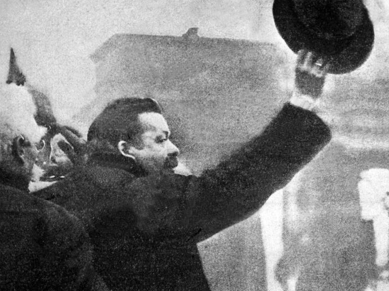 Auf dem Platz vor dem Brandenburger Tor in Berlin hält Friedrich Ebert (M) am 9. November 1918 eine Ansprache