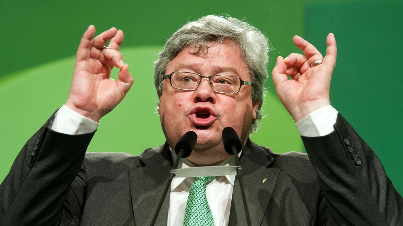 Der Europaabgeordnete von Bündnis 90/Die Grünen, Reinhard Bütikofer, spricht auf einem Grünen-Parteitag