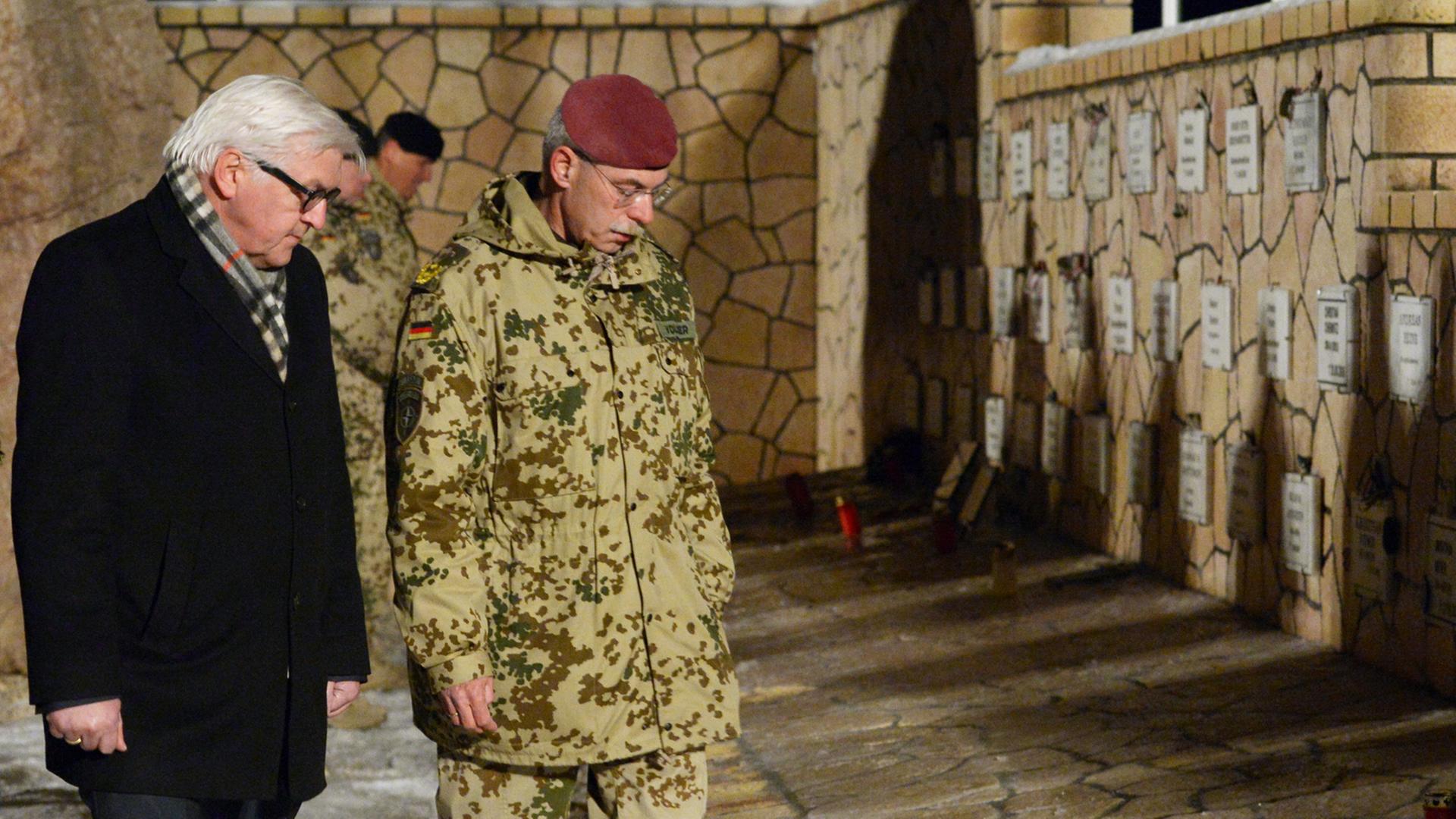 Bundesaußenminister Frank-Walter Steinmeier (SPD, l) sowie der Generalmajor und Kommandeur des ISAF-Regionalkommandos Nord, Jörg Vollmer, gedenken am 09.02.2014 im Ehrenhain im Camp Marmal in Masar-e-Scharif (Afghanistan) der gefallenen Soldaten. Bundesaußenminister Frank-Walter Steinmeier (SPD, l) sowie der Generalmajor und Kommandeur des ISAF-Regionalkommandos Nord, Jörg Vollmer, gedenken am 09.02.2014 im Ehrenhain im Camp Marmal in Masar-e-Scharif (Afghanistan) der gefallenen Soldaten.