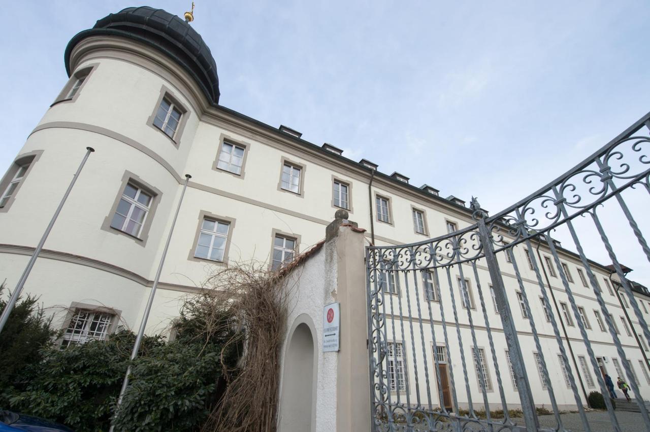 Das Kloster Pielenhofen, aufgenommen am 24.02.2015 in (Bayern). Von 1981 bis 2013 war in dem Kloster die Domspatzen-Vorschule untergebracht. In der Vorschule der weltberühmten Regensburger Domspatzen haben der langjährige Direktor und mehrere andere Lehrer über Jahrzehnte Kinder misshandelt. Das Kloster Pielenhofen, aufgenommen am 24.02.2015 in (Bayern). Von 1981 bis 2013 war in dem Kloster die Domspatzen-Vorschule untergebracht. In der Vorschule der weltberühmten Regensburger Domspatzen haben der langjährige Direktor und mehrere andere Lehrer über Jahrzehnte Kinder misshandelt.