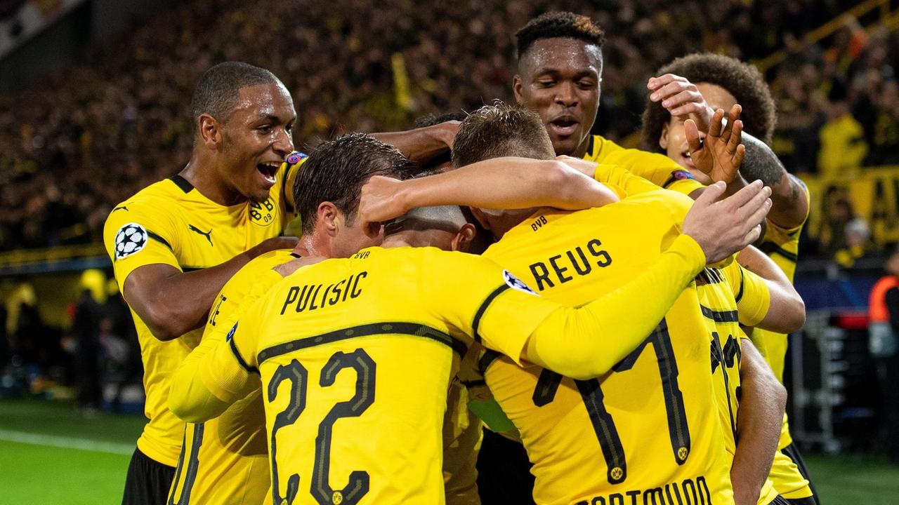 Sieben Dortmunder Spieler in ihren gelben Trikots bilden eine Jubeltraube. Sieben Dortmunder Spieler in ihren gelben Trikots bilden eine Jubeltraube.