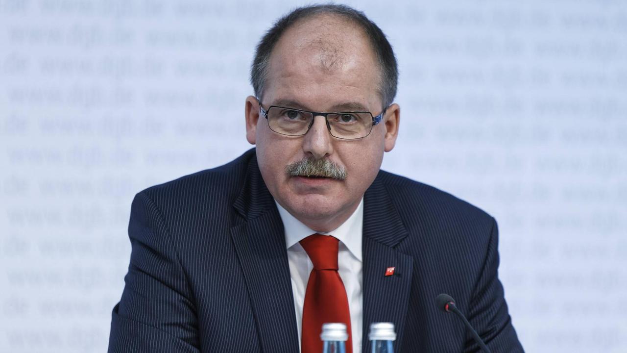 Stefan Körzell, Mitglied des Geschäftsführenden Bundesvorstands des DGB, während der Jahresauftakt-Pressekonferenz des DGB Stefan Körzell, Mitglied des Geschäftsführenden Bundesvorstands des DGB, während der Jahresauftakt-Pressekonferenz des DGB