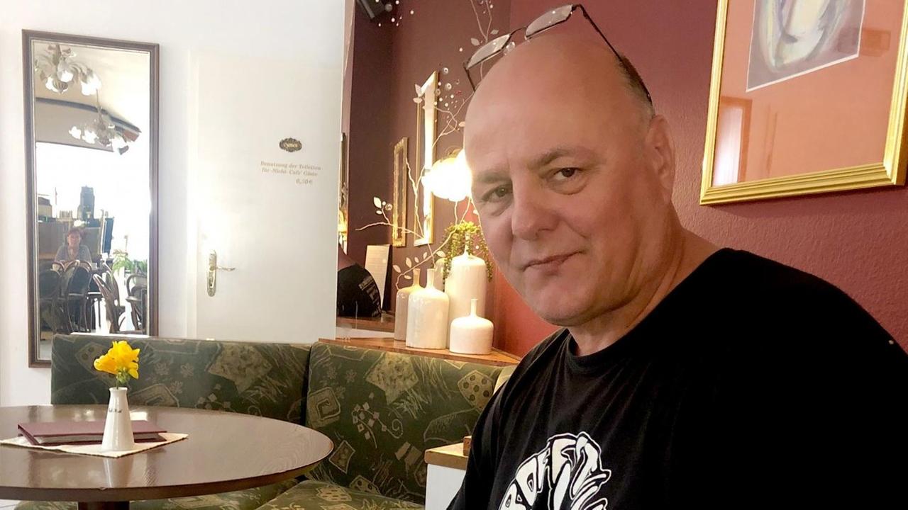 Rainer Krukenberg sitzt im Café Rainer Krukenberg sitzt im Café