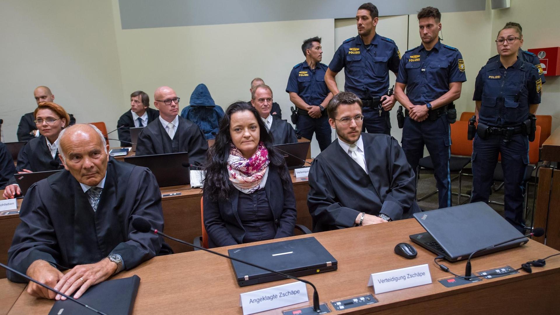 Die Angeklagte Beate Zschäpe sitzt am 11.07.2018 im Gerichtssaal im Münchner Oberlandesgericht zwischen ihren Anwälten Hermann Borchert (l) und Mathias Grasel (r). Nach über fünf Jahren und mehr als 430 Prozesstagen wurden im NSU-Prozess am Oberlandesgericht München die Urteile gesprochen. Die als Nationalsozialistischer Untergrund (NSU) bezeichnete Terrorgruppe hatte zwischen den Jahren 2000 und 2007 zehn Menschen in Deutschland ermordet. Die Angeklagte Beate Zschäpe sitzt am 11.07.2018 im Gerichtssaal im Münchner Oberlandesgericht zwischen ihren Anwälten Hermann Borchert (l) und Mathias Grasel (r). Nach über fünf Jahren und mehr als 430 Prozesstagen wurden im NSU-Prozess am Oberlandesgericht München die Urteile gesprochen. Die als Nationalsozialistischer Untergrund (NSU) bezeichnete Terrorgruppe hatte zwischen den Jahren 2000 und 2007 zehn Menschen in Deutschland ermordet.