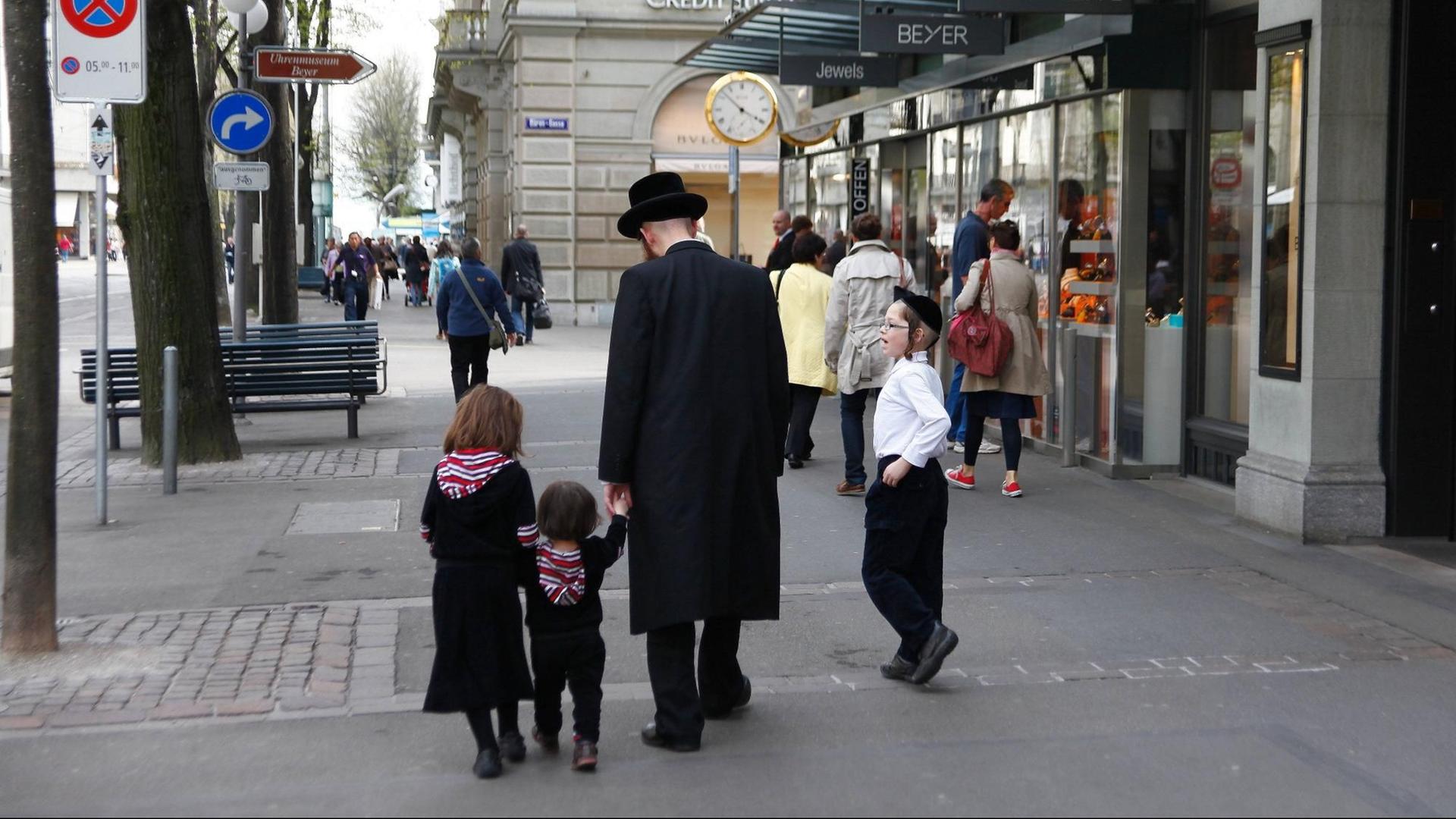 Eine jüdische Familie in der Innenstadt von Zürich, Schweiz.