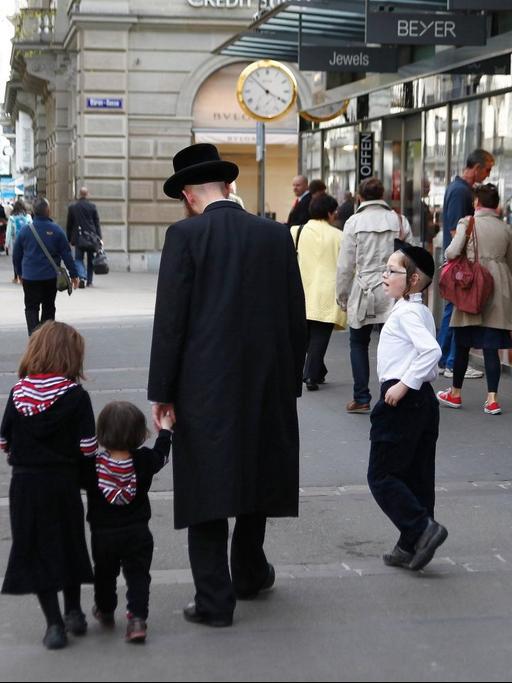 Eine jüdische Familie in der Innenstadt von Zürich, Schweiz.