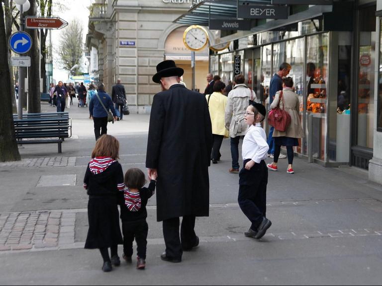 Eine jüdische Familie in der Innenstadt von Zürich, Schweiz.
