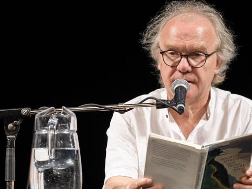 Der Schriftsteller Michael Köhlmeier bei einer Lesung im Rahmen der Salzkammergut Festwochen.