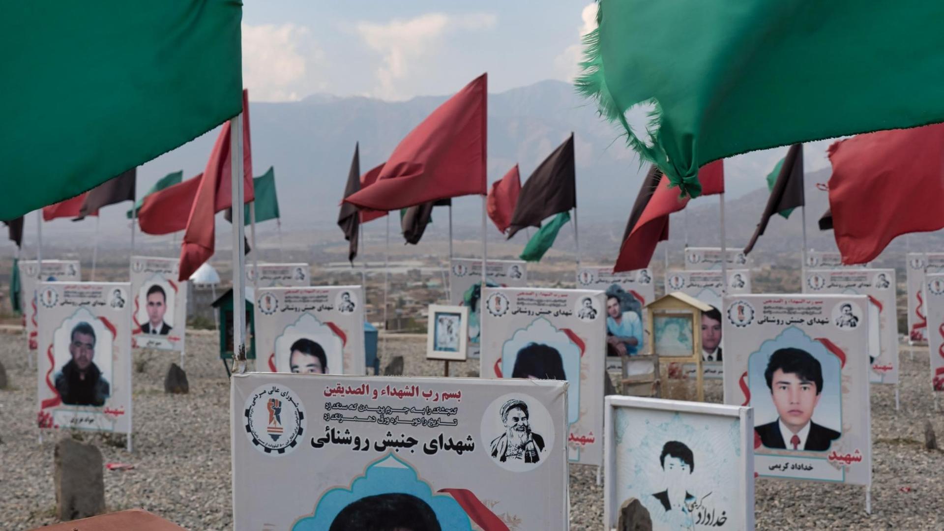 Ein fahnengeschmückter schiitischer Friedhof außerhalb der afghanischen Hauptstadt Kabul Ein fahnengeschmückter schiitischer Friedhof außerhalb der afghanischen Hauptstadt Kabul