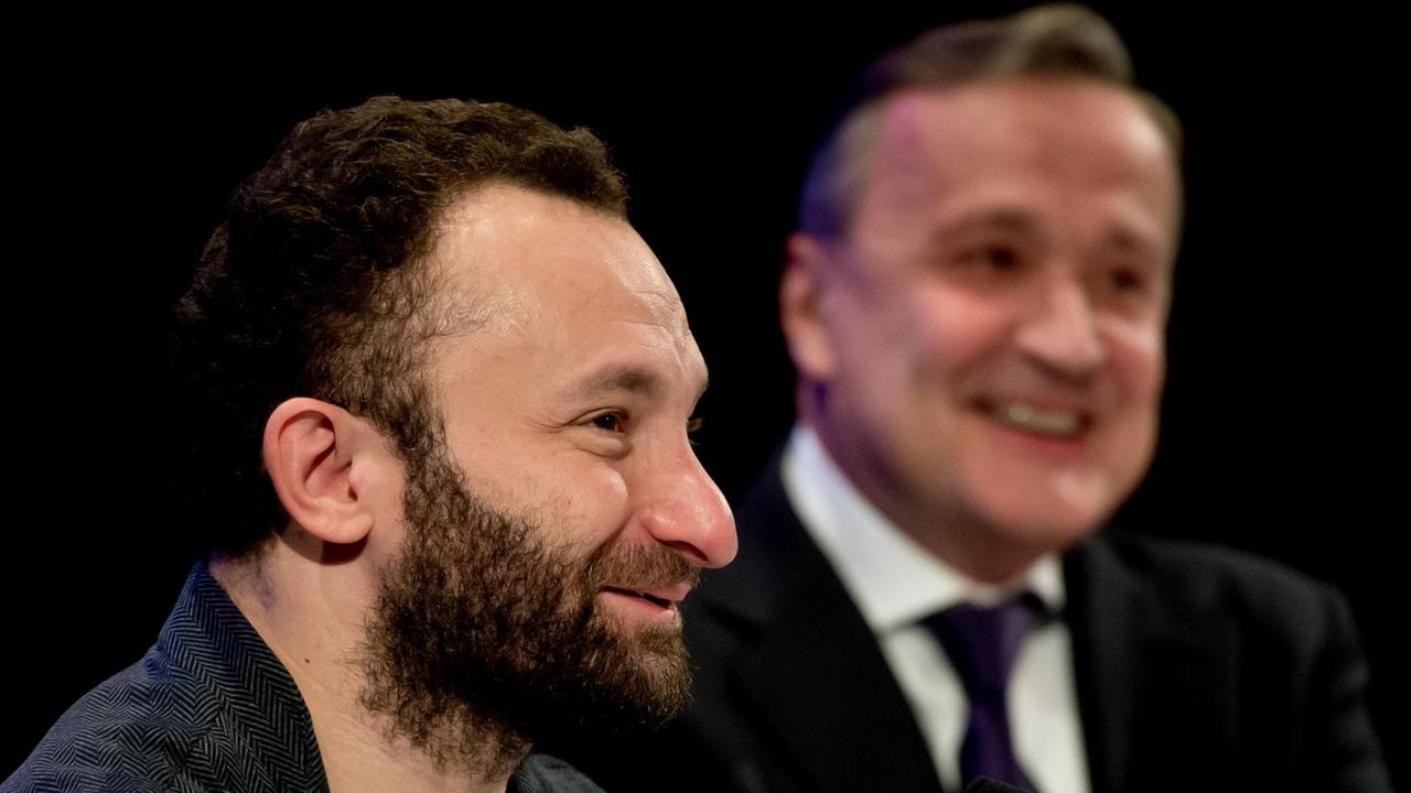 Der Generalmusikdirektor Kirill Petrenko (l) und der Intendant Nikolaus Bachler von der Bayerischen Staatsoper sprechen am 06.03.2014 während der Jahrespressekonferenz der Staatsoper in München (Bayern). Foto: Sven Hoppe/dpa | Verwendung weltweit Der Generalmusikdirektor Kirill Petrenko (l) und der Intendant Nikolaus Bachler von der Bayerischen Staatsoper sprechen am 06.03.2014 während der Jahrespressekonferenz der Staatsoper in München (Bayern). Foto: Sven Hoppe/dpa | Verwendung weltweit