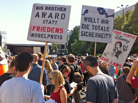 Unter dem Motto "Freiheit statt Angst" wird in Berlin gegen staatliche Überwachung demonstriert. Unter dem Motto "Freiheit statt Angst" wird in Berlin gegen staatliche Überwachung demonstriert.